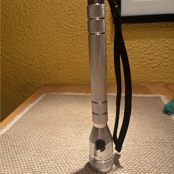 Streamlight Task-Light 3AA LED Flashlight - Picture 2 of 3